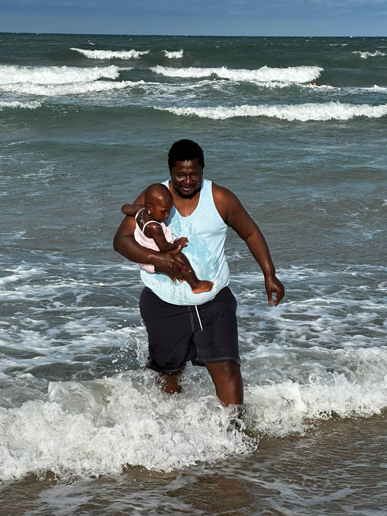 Así ha sido el encuentro de niños con el mar que nunca antes habían visto