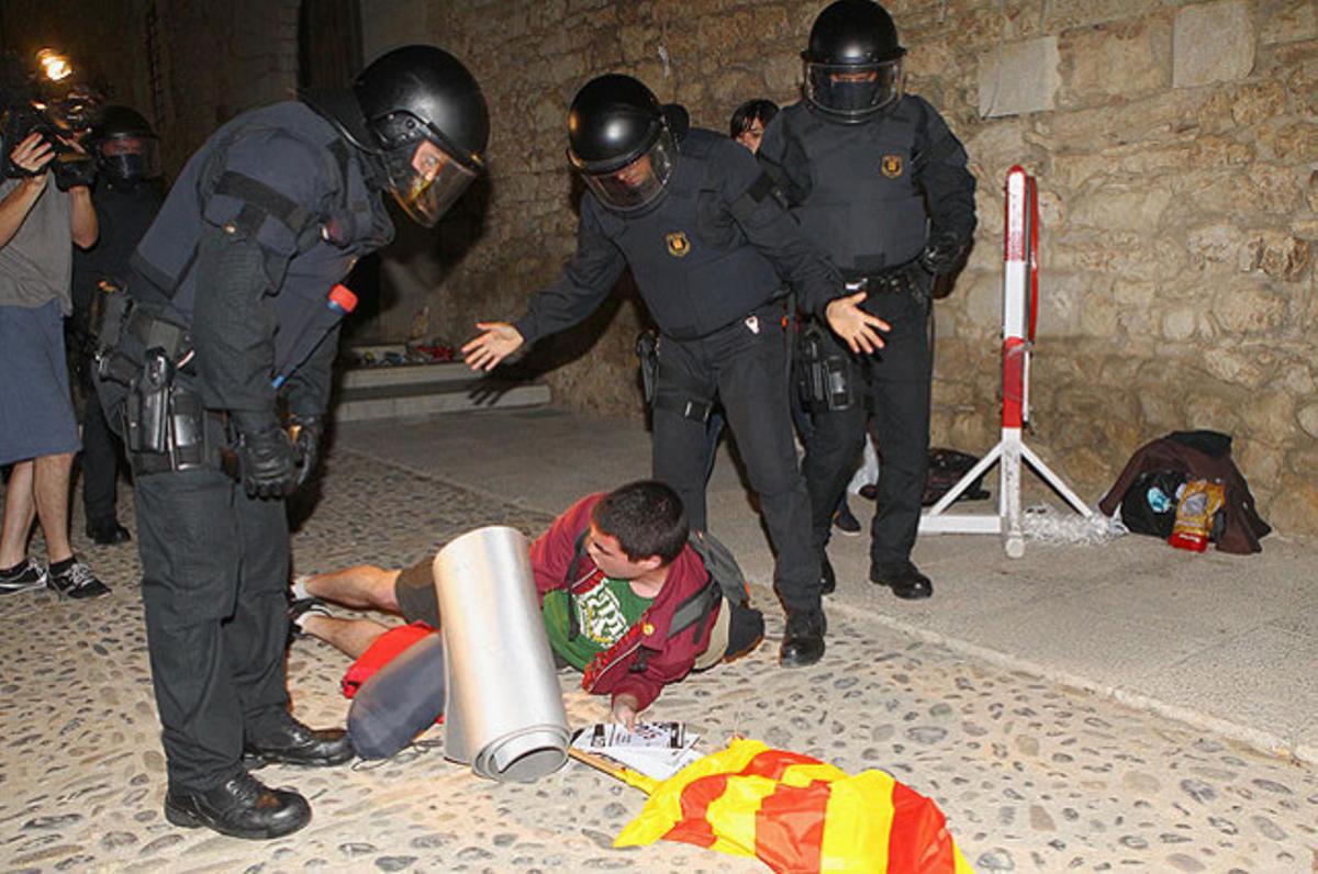 Una unitat dels Mossos d’Esquadra desallotja 25 estudiants que eren des de dimarts al rectorat de la Universitat de Girona.