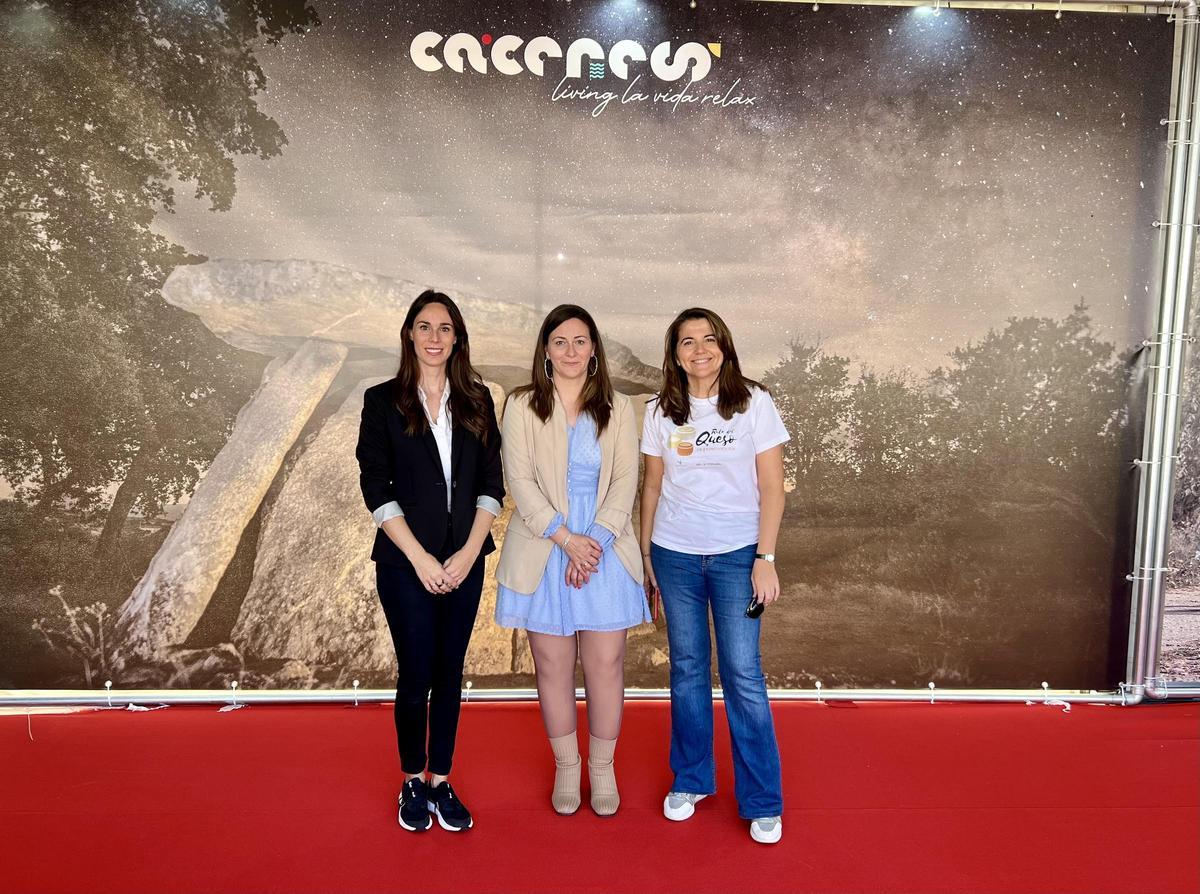 Isabel Ruiz con responsables del estand de la Diputación de Cáceres en la Feria del Queso de Trujillo.
