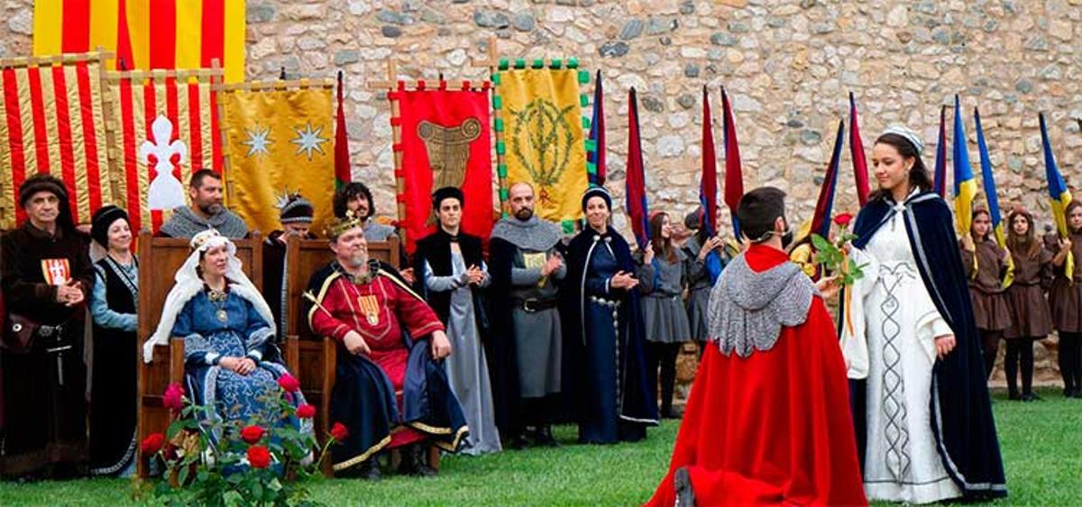 Representación de la entrega de la rosa por parte de Sant Jordi a la Princesa en una edición pasada de la Semana Medieval de Montblanc.