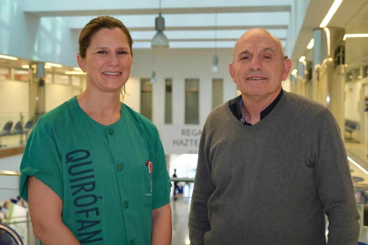 La doctora Eva Flores y Manuel Martínez en el Hospital Universitario Virgen de la Victoria de Málaga