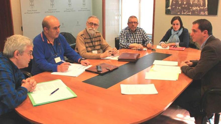 David González Medina (derecha) con los representantes de las cinco fuerzas sindicales de la concertada.