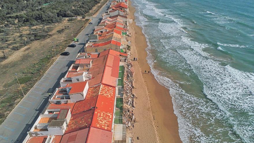 Los temporales amenazan la playa de Babilonia (Alicante).