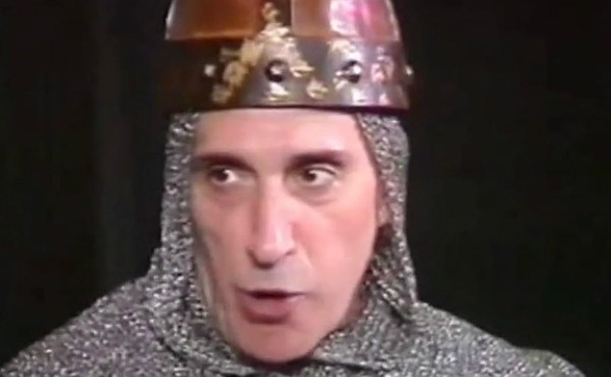 Escena de l’obra teatral ’La venganza de Don Mendo’ on apareix l’actor José Sazatornil interpretant Don Mendo.