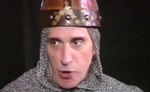 Escena de l’obra teatral ’La venganza de Don Mendo’ on apareix l’actor José Sazatornil interpretant Don Mendo.