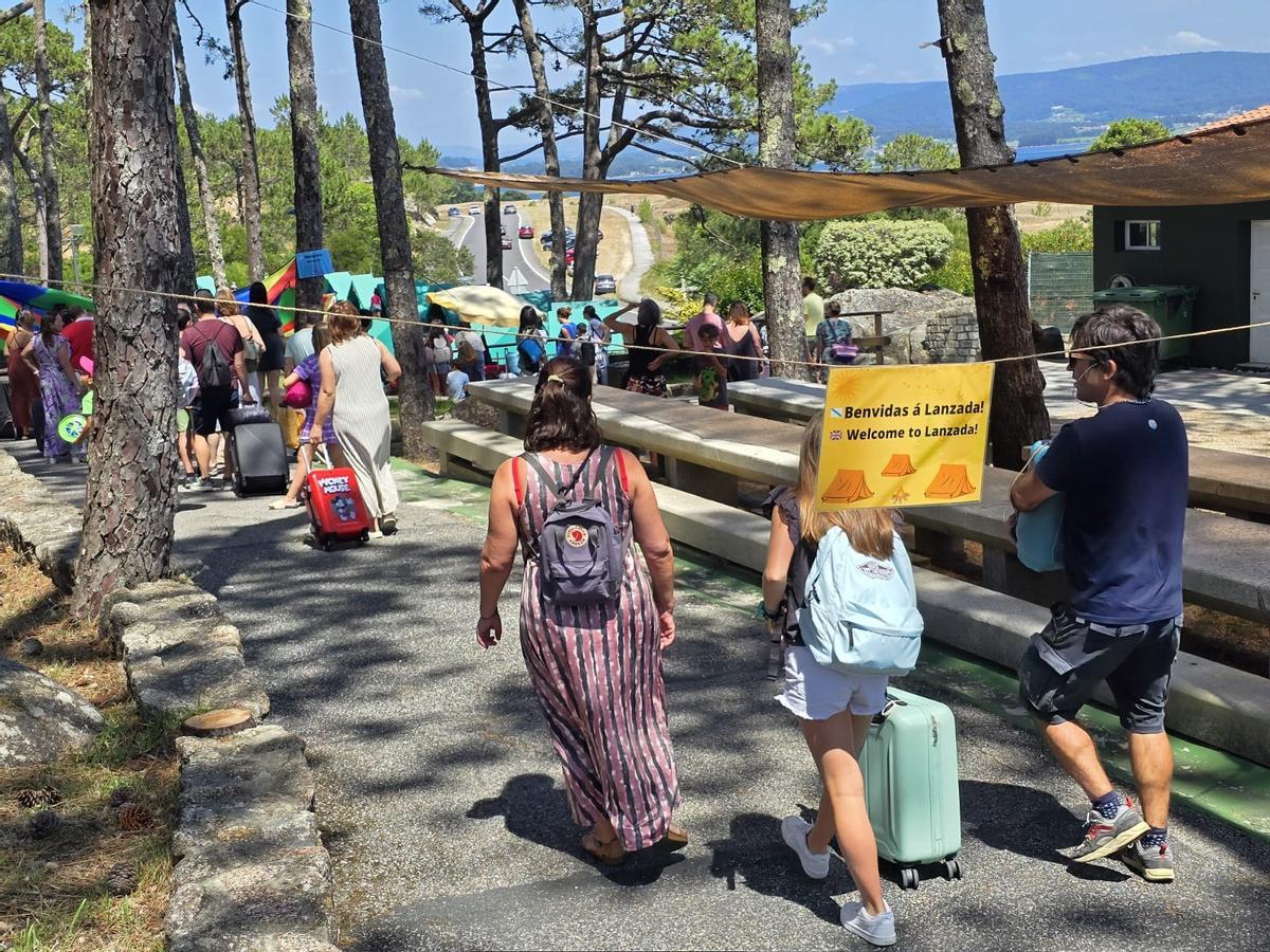 La llegada de niños y padres al centro vacacional de A Lanzada.