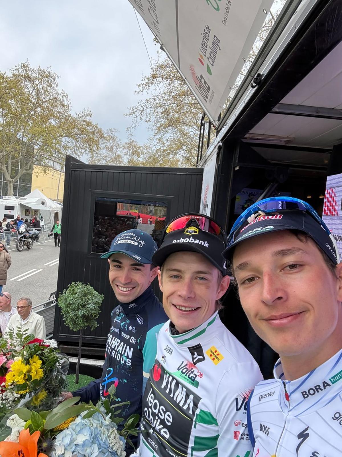 Un 'selfie' del podio de la Volta: Lipowitz (tercero), Vingegaard (ganador) y Martínez (segundo).