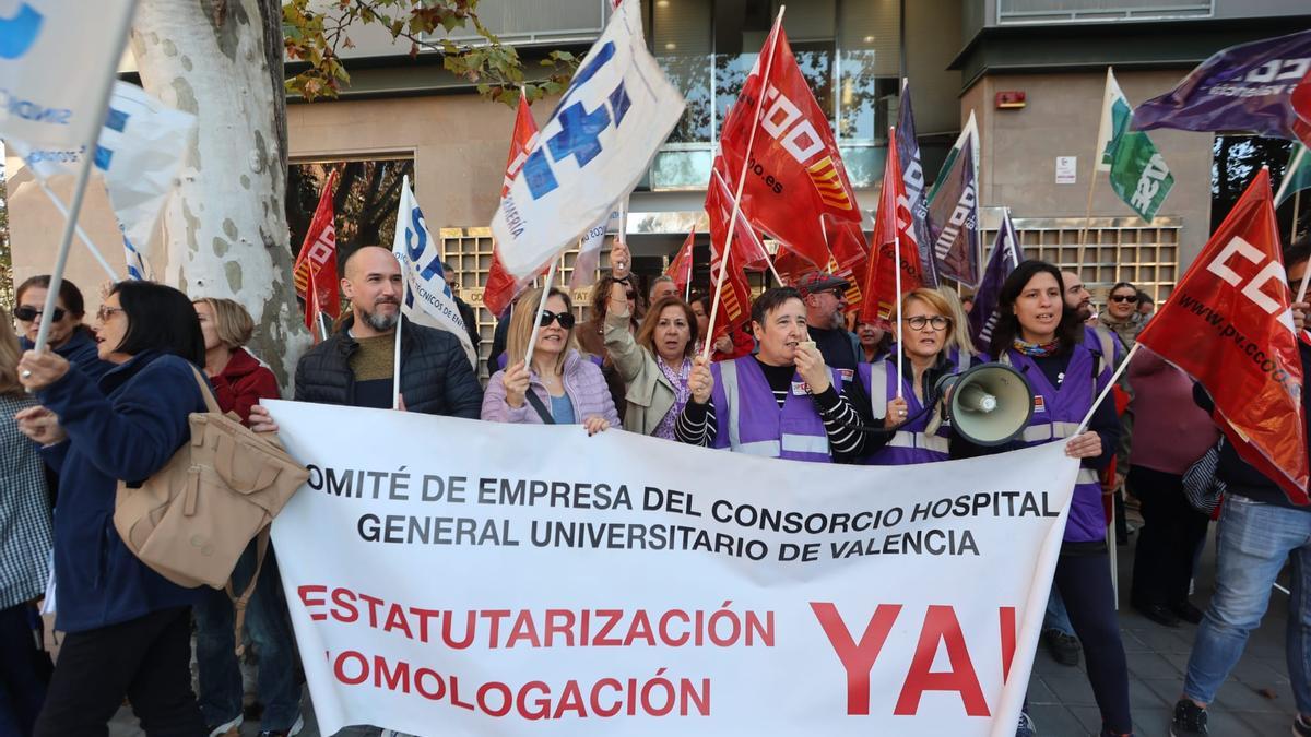 Trabajadores del Hospital General de Valencia, en la protesta que han celebrado esta mañana ante la conselleria.