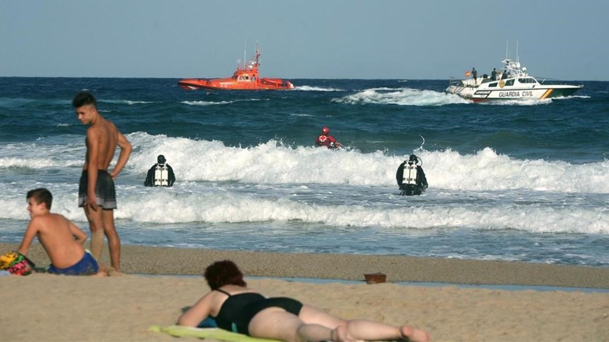 Embarcaciones y submarinistas buscan a un joven ahogado en la playa del Miracle, en Tarragona, el pasado día 8.