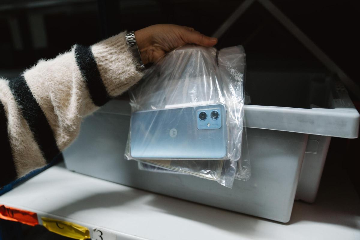 Decenas de móviles, tabletas y ordenadores llegan cada día a las inmediaciones de la Oficina de Objetos Perdidos de Madrid.