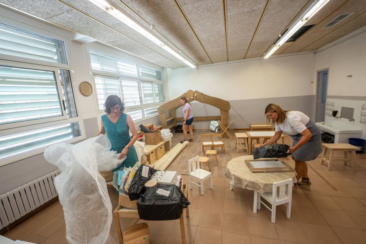 Maestras de la escuela Miralletes de Barcelona preparan las aulas para su alumnado. Maestras de la escuela Miralletes de Barcelona preparan las aulas para su alumnado.