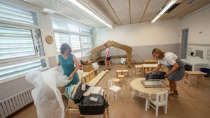 Maestras de la escuela Miralletes de Barcelona preparan las aulas para su alumnado.