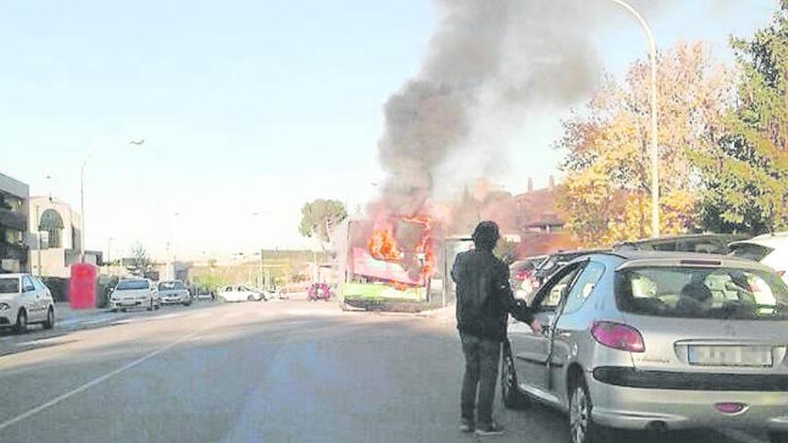 L&#039;autobús en flames, just després d&#039;haver-se aturat a la parada de la Balconada