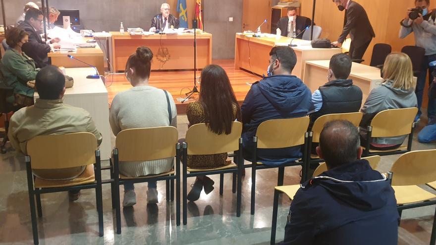 Los seis acusados de no presentarse a la mesa electoral en Oviedo aseguran que acudieron a sus colegios