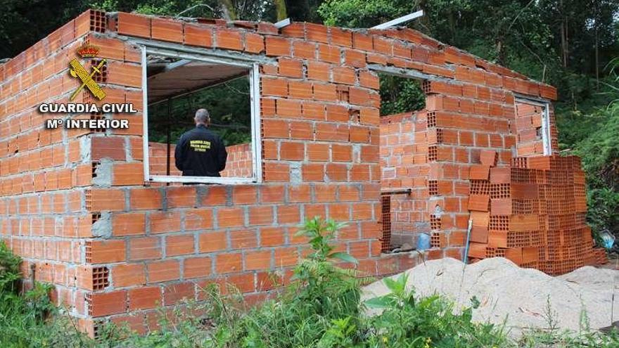 Un agente de la Guardia Civil, en la obra ilegal.