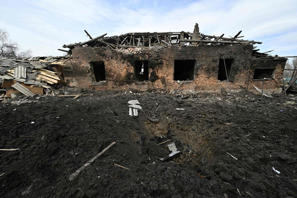 Esta fotografía muestra un cráter frente a una casa dañada después de un ataque militar en la ciudad de Kostyantynivka, región de Donetsk.