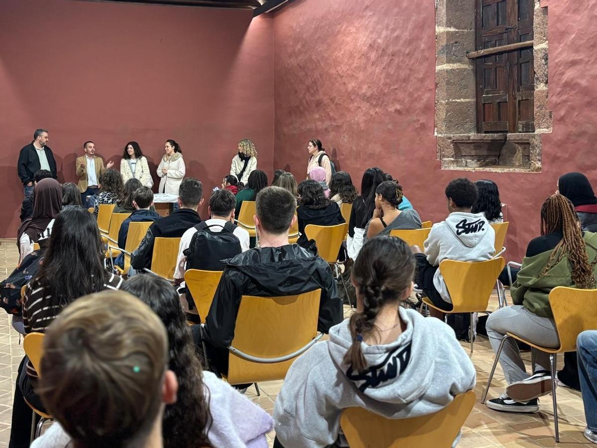 Alumnos y alumna del programa Erasmus+ llegan al Ayuntamiento de La Laguna.