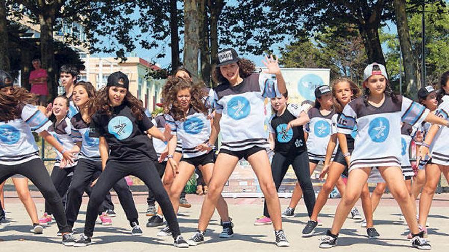 Bailarines participantes en el &quot;Beach Kids Show&quot;. //  Vikul