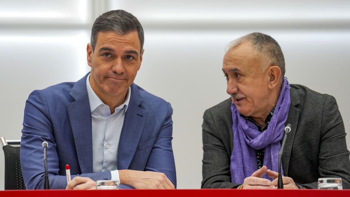 El presidente del Gobierno, Pedro Sánchez (i) junto al secretario general de UGT, Pepe Álvarez (d) durante la reunión de la Comisión Ejecutiva Federal.