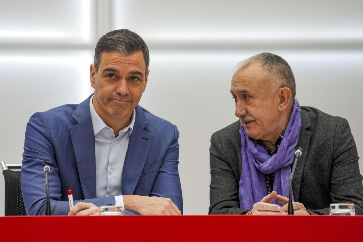 El presidente del Gobierno, Pedro Sánchez (i) junto al secretario general de UGT, Pepe Álvarez (d) durante la reunión de la Comisión Ejecutiva Federal.