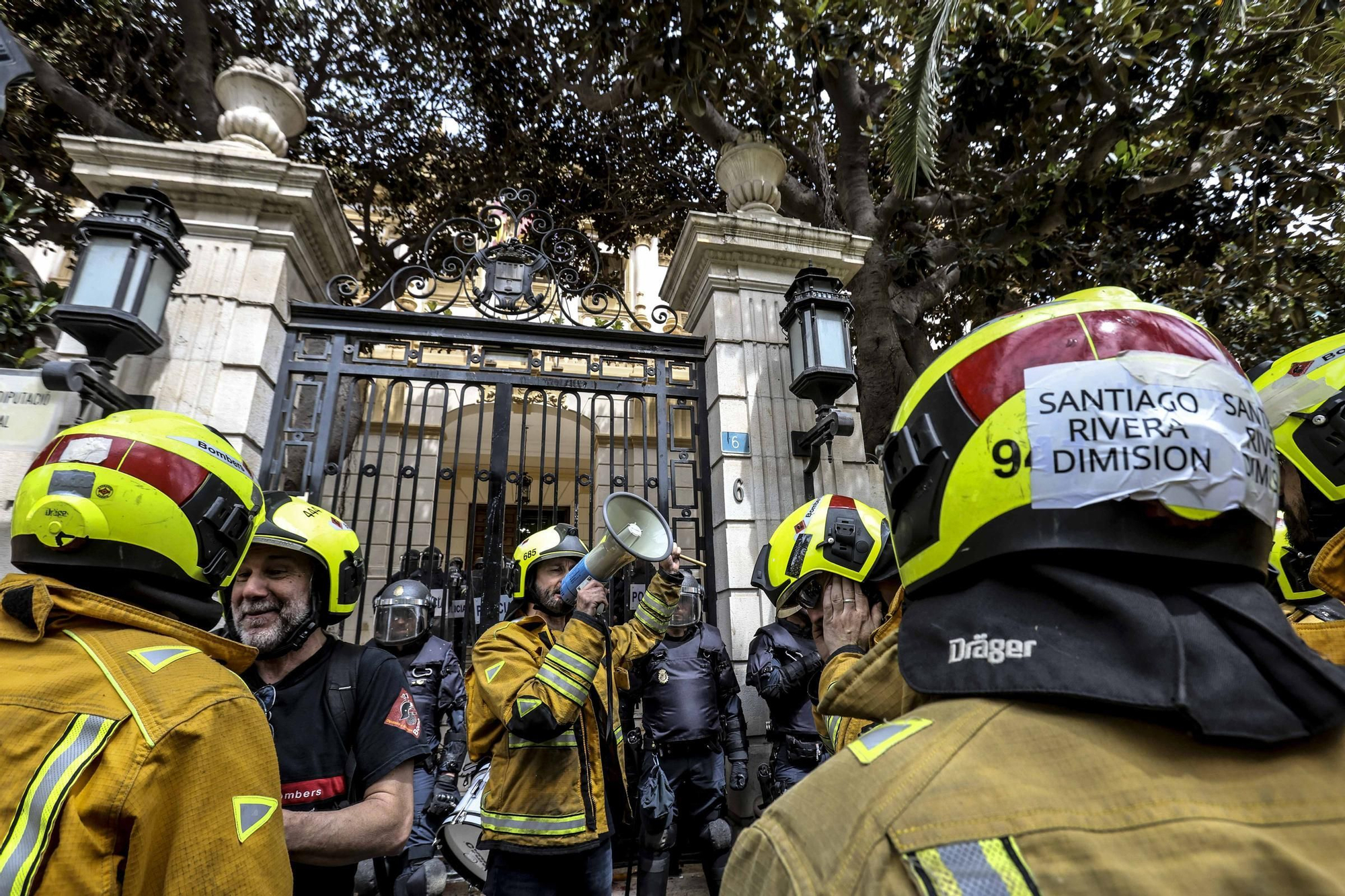 Protesta de los bomberos frente a la Diputación de Alicante