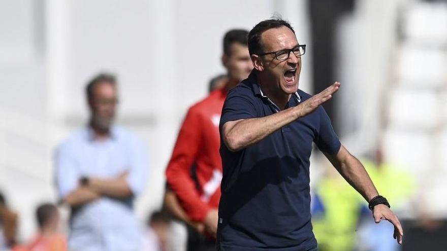 Joseba Etxeberria, da instrucciones en un partido del Eibar.