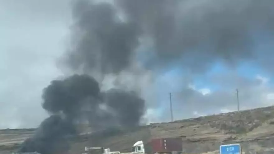 Una amplia columna de humo sorprende a los conductores de la TF-1 tras el incendio de un vehículo en el sur de Tenerife