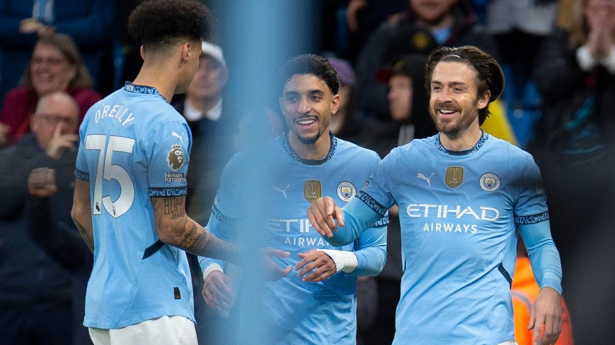 Los jugadores del City celebran el gol de Grealish