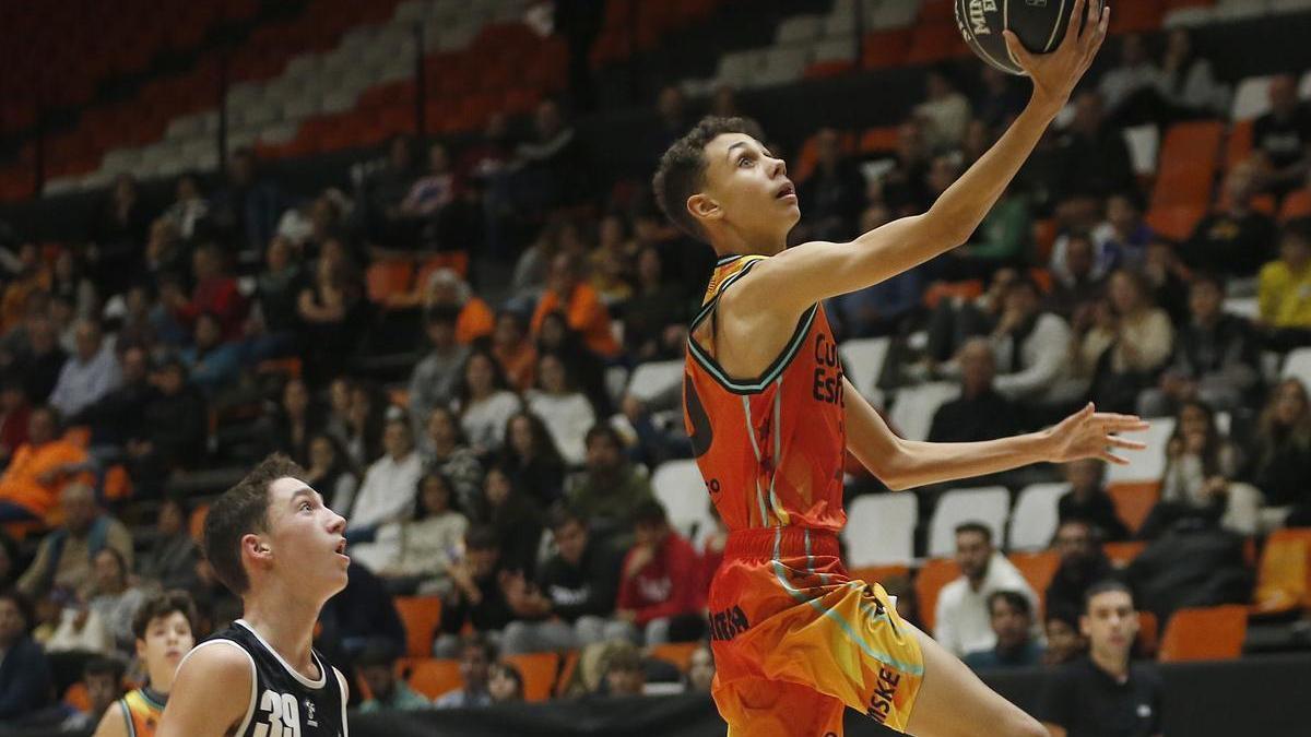 Ilan Laville, en una bandeja en el debut del Valencia Basket ante el Bilbao en La Fonteta