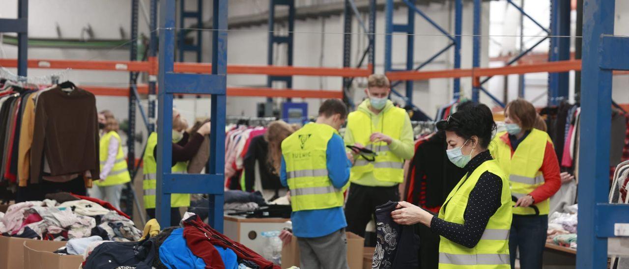 Voluntarios organizando la ayuda en el almacén solidario en Llíria.