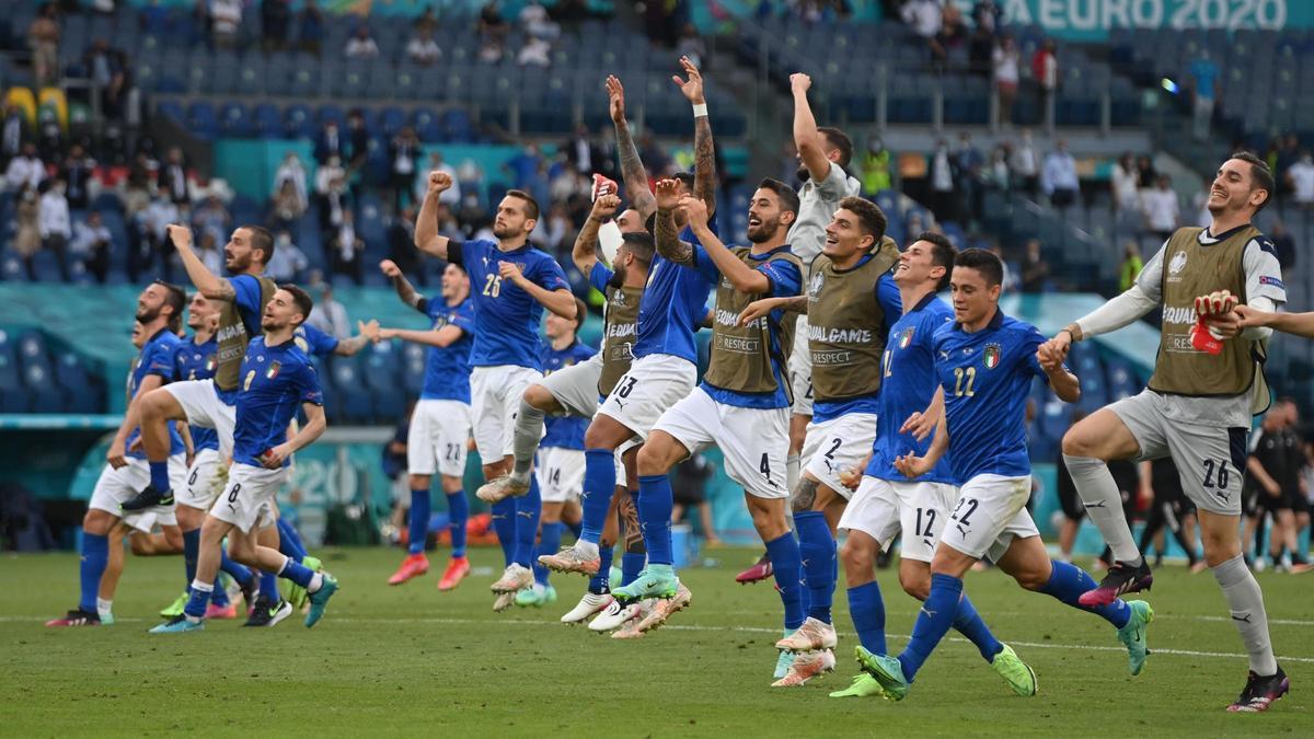 Italia celebra su pase a octavos tras ganar a Gales.