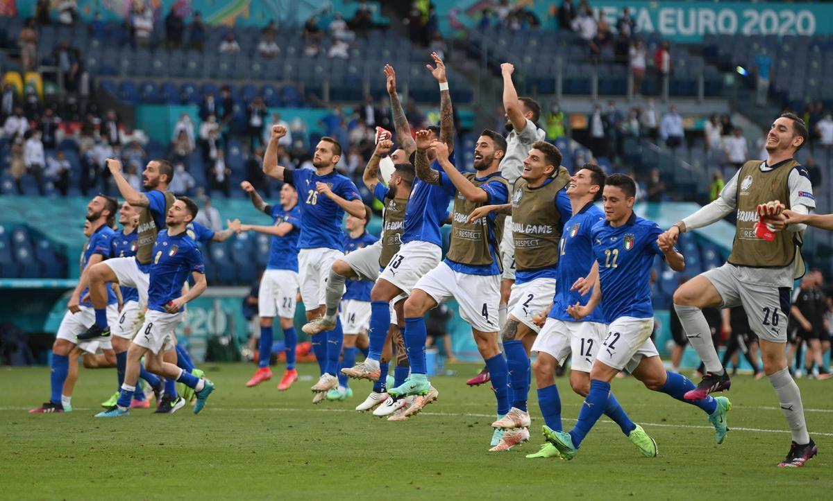 Italia celebra su pase a octavos tras ganar a Gales.