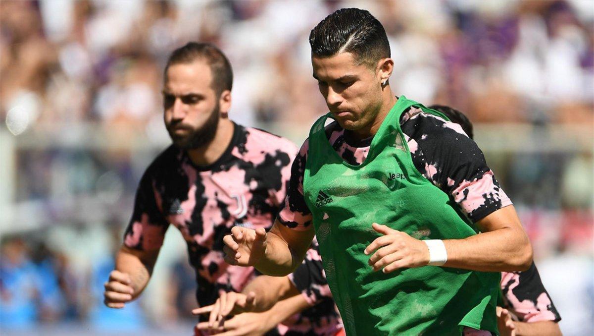 Higuaín y Cristiano Ronaldo en el calentamiento previo a un partido