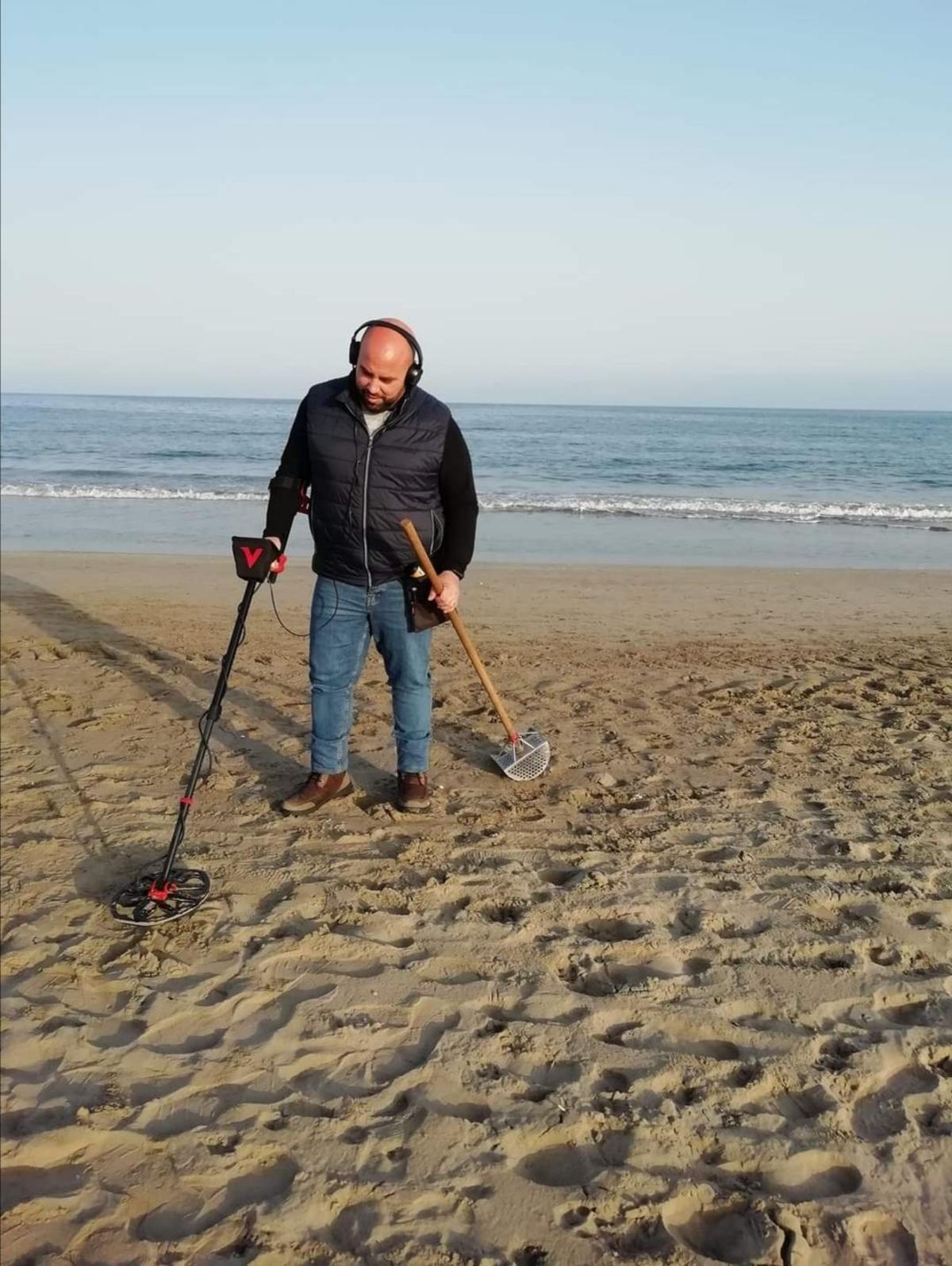 Raúl Martínez, en una zona autorizada de Benicàssim.