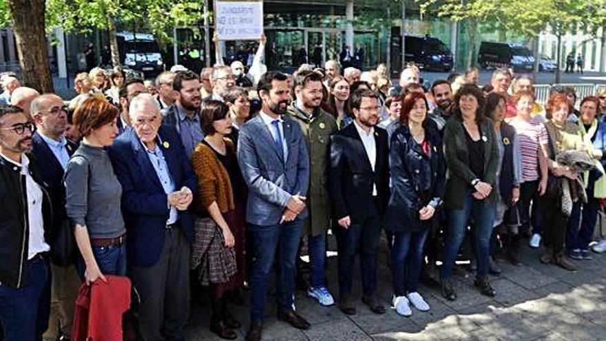 Membres d&#039;ERC donen suport als processats per malversació ahir a la Ciutat de la Justícia