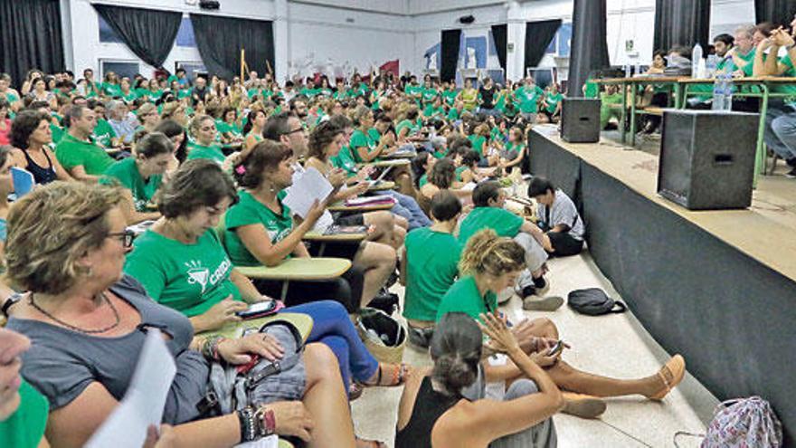 Imagen de una asamblea celebrada por los docentes.