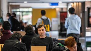 Els pares helicòpter aterren a  la facultat per protegir els seus fills