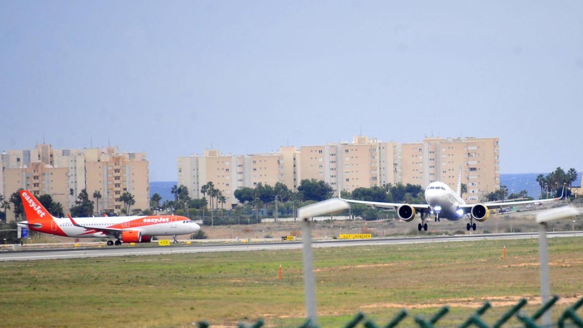 Un avión de Easyjet aterrizando en el aeropuerto Alicante-Elche,