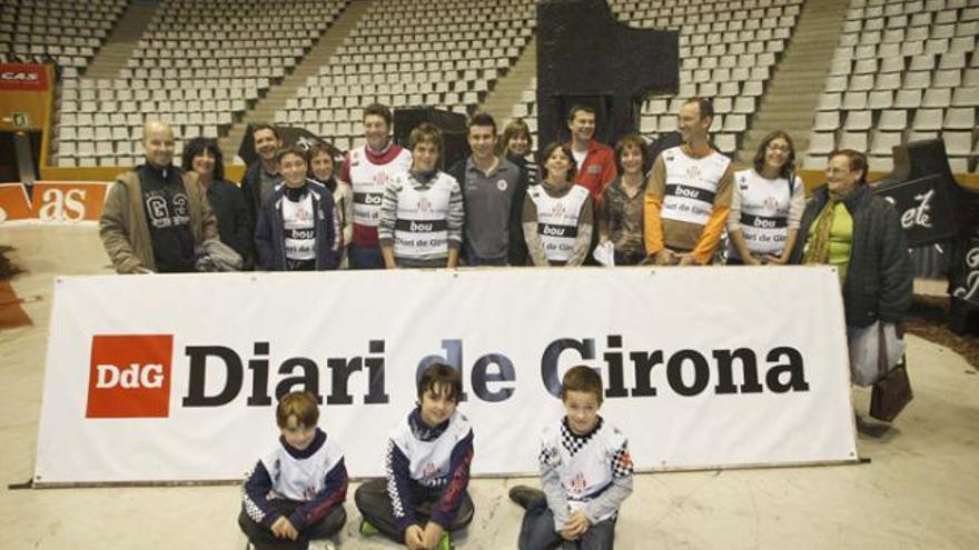 Foto de família dels subscriptors del Diari de Girona premiats.