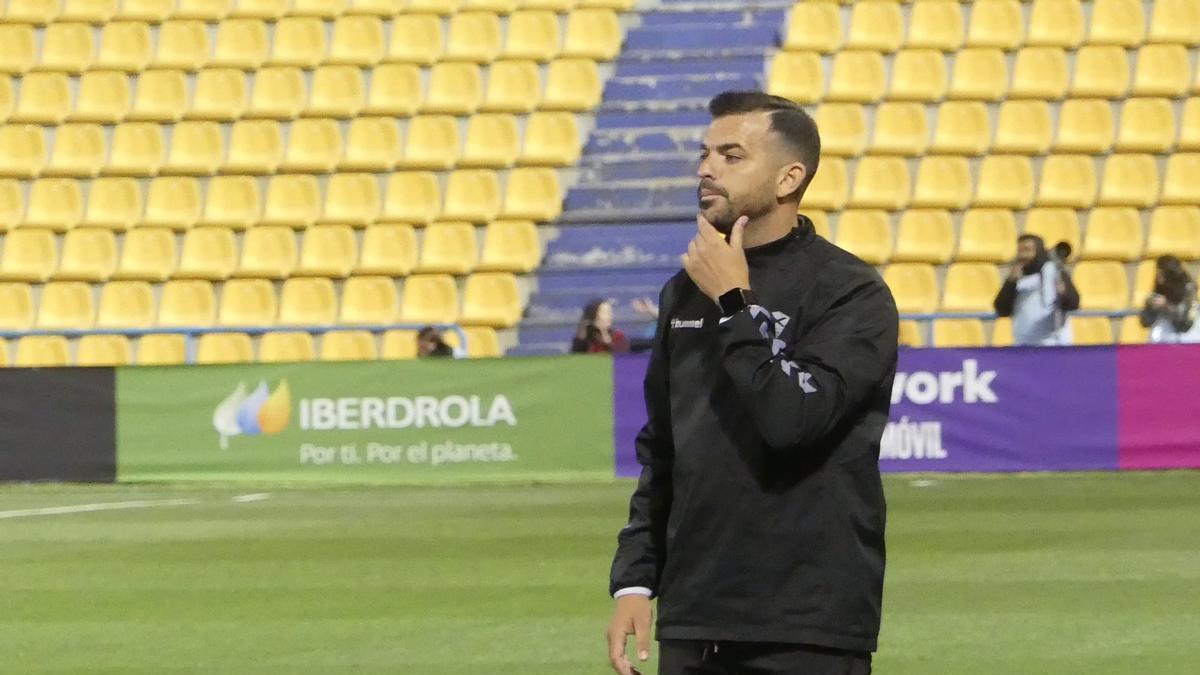 José Herrera, el nuevo entrenador del Granadilla, durante un partido.