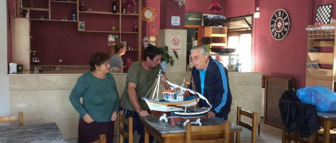 Clientes y resoponsables del bar de la Casa do Mar antes de cerrar sus puertas el viernes. // Gonzalo Núñez