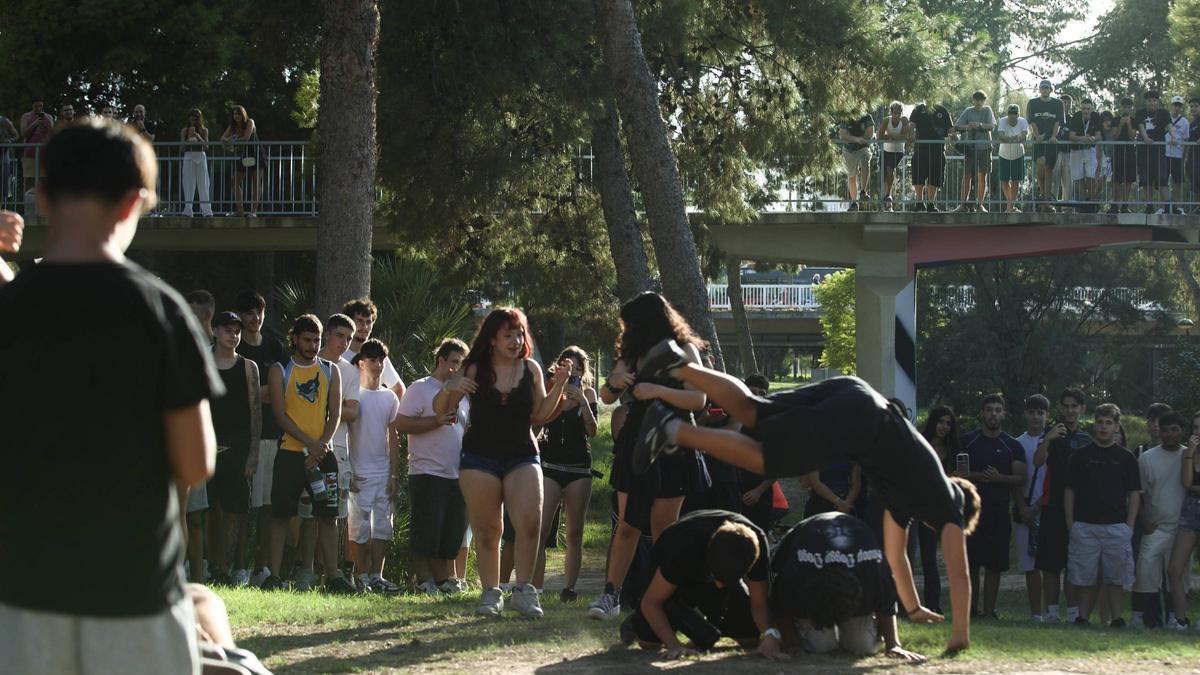 Decenas de jóvenes participaron en la batalla de 'farmear aura' este miércoles en València.