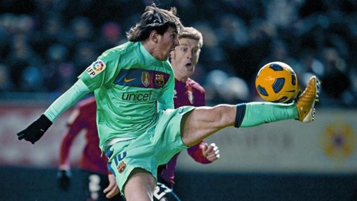 Messi controla el balón ante Sergio, en la primera parte, cuando tuvo una ocasión que no acabó en gol.