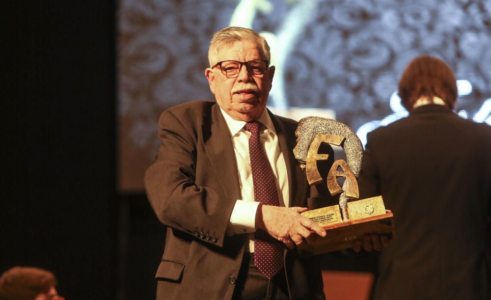 El restaurador y expresidente de Santa Cruz Ramón Riquelme, premio "José Ángel Guirao" en la gala Festers d'' Alacant.