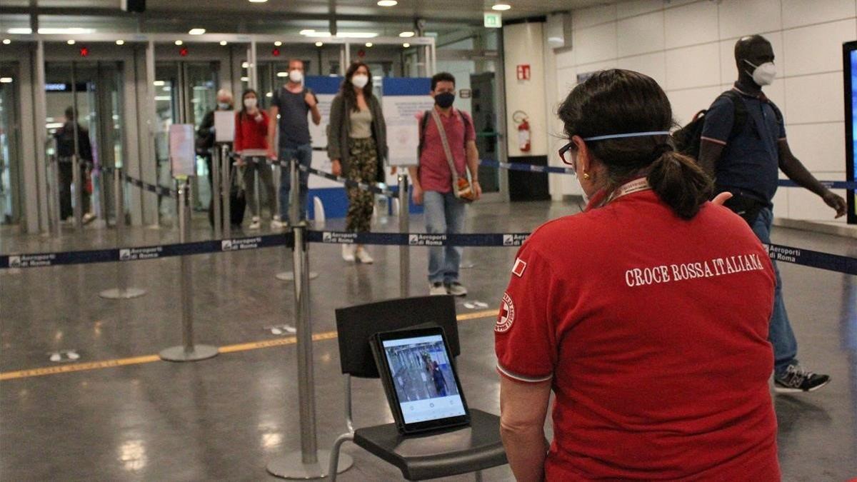 Pasajeros llegan a la terminal 3 del aeropuerto de Fuimicino de Roma.