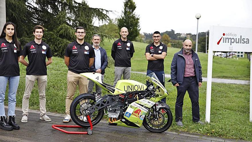 La visita de Santos Tejón (a la derecha) para ver la moto eléctrica creada por alumnos universitarios. | Ángel González