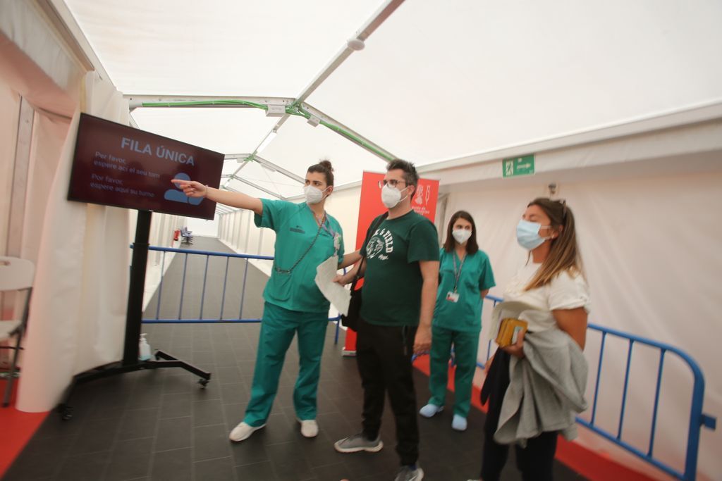 Vacunación de los últimos profesores de la provincia para recibir la primera dosis en el Hospital de Campaña de Alicante