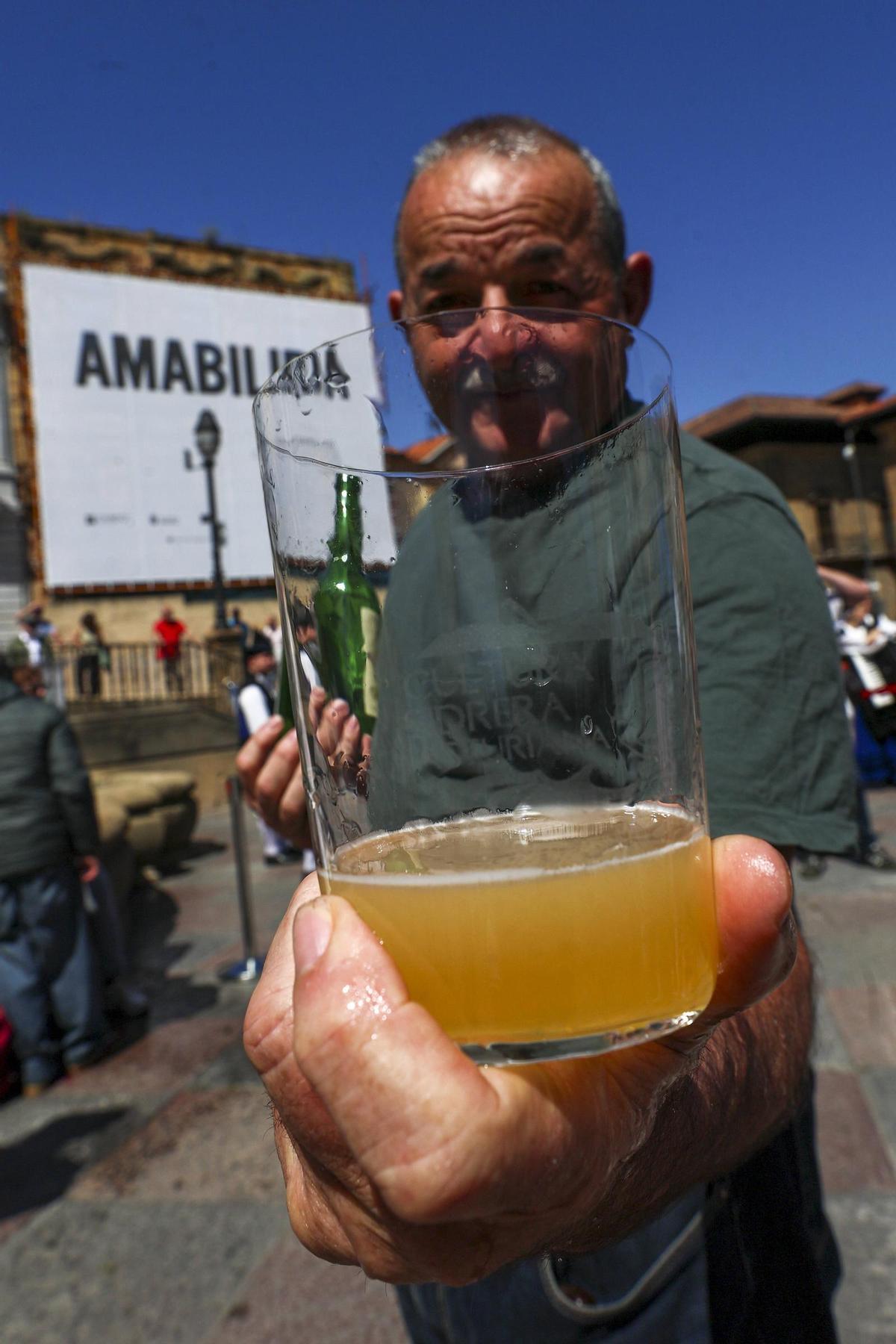 Oviedo levanta el brazo para un escanciado popular con más de un millar de personas por el Día Mundial de la Sidra, en imágenes