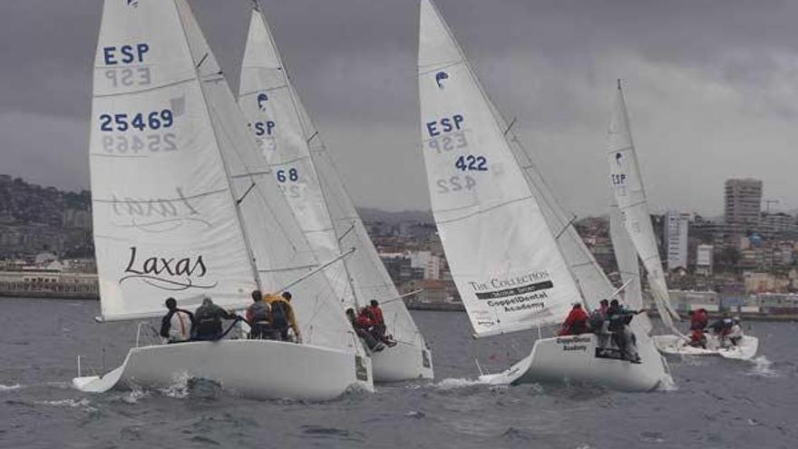 Varios platú, durante la regata disputada ayer en la ría de Vigo.