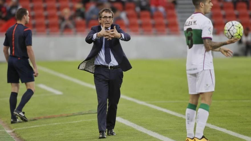 Fernando Vázquez gesticula en un momento del partido de ayer contra el Elche.